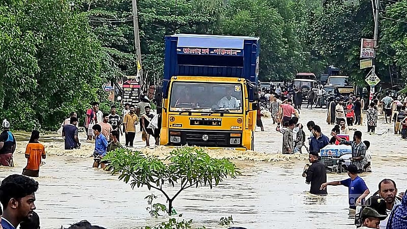 বৃহস্পতিবার সকালে বান্দরবানের প্রবেশমুখ চট্টগ্রামের সাতকানিয়া বাজালিয়া এলাকার পরিস্থিতি।