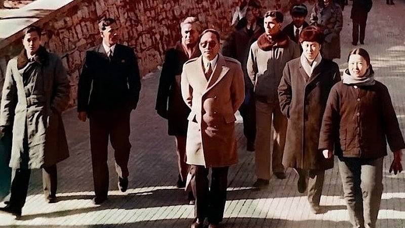 ১৯৭৭ সালের জানুয়ারি মাসে চীন সফরকালে চীনের মহাপ্রাচীরে জিয়াউর রহমান। 