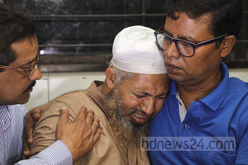 নুসরাতের মৃত্যুর পর ঢাকা মেডিকেলে কান্নায় ভেঙে পড়েন তার বাবা। ফাইল ছবি