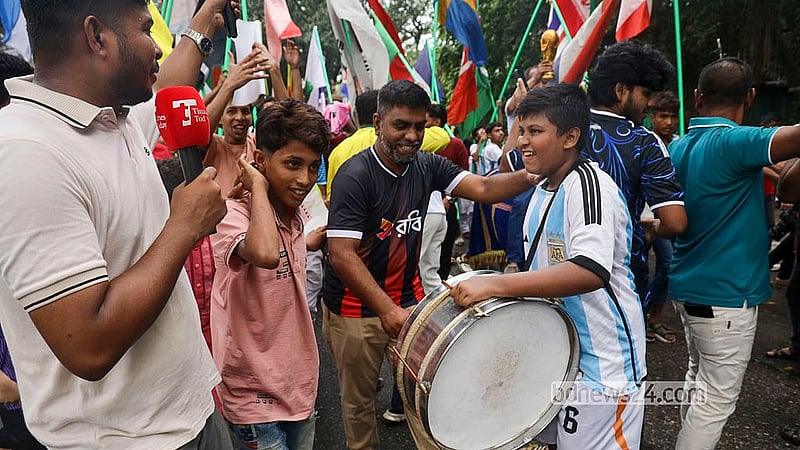 ফুটবল বিশ্বকাপ উপলক্ষে ঢাকায় কিশলয় যুব সংঘ আয়োজিত শোভাযাত্রায় অংশগ্রহণ করেন সব বয়সি মানুষ