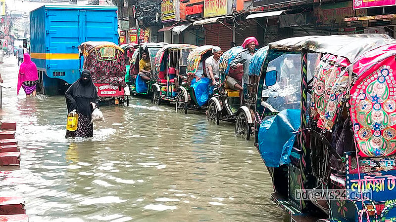 কয়েক দিনের বৃষ্টিতে পুরান ঢাকার আগা সাদেক রোড এখন পানির নিচে। সোমবার সকালেও বৃষ্টি ঝরলে ভোগান্তিতে পড়েন কর্মস্থলগামী মানুষ, পথচারী ও যানবাহন চালকরা।