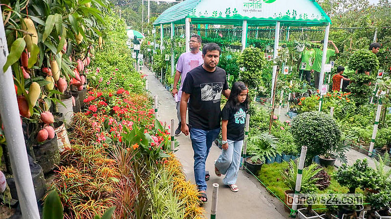 সপ্তাহিক ছুটির দিন শুক্রবার ঢাকার আগারগাঁওয়ে জাতীয় বৃক্ষমেলায় আসেন নানা বয়সের ক্রেতা-দর্শনার্থী