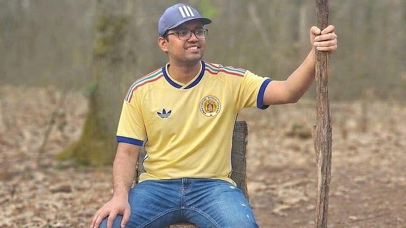 কুরাসাওদের অ্যাওয়ে কিট বা বিকল্প জার্সি গায়ে সামিউর।