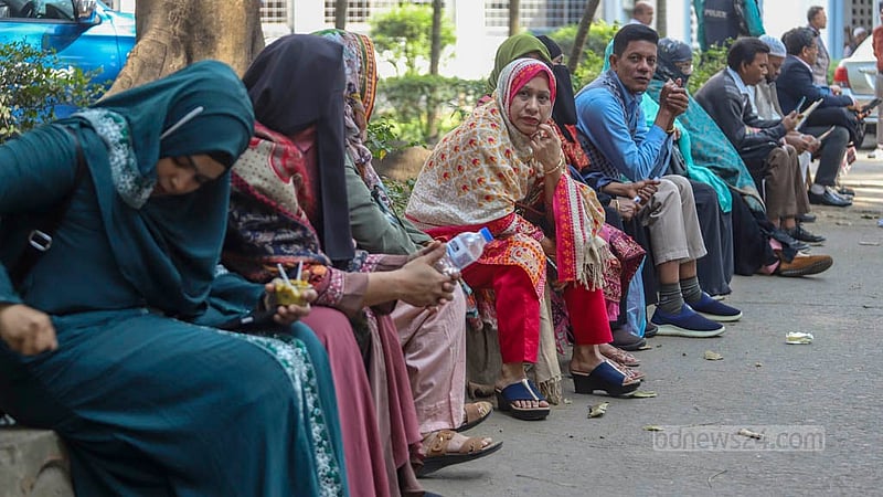 ঢাকা বিশ্ববিদ্যালয়ে শুক্রবার এমবিবিএস প্রথম বর্ষের ভর্তি পরীক্ষায় অংশ নেওয়া শিক্ষার্থীদের সঙ্গে আসা অভিভাবকদের কেন্দ্রের বাইরে অপেক্ষা করতে দেখা যায়