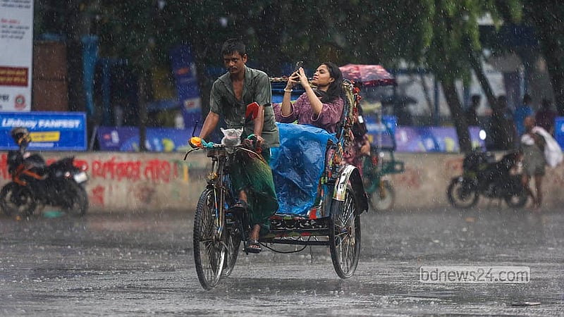 বৃষ্টির আনন্দ ছুয়ে গেল নাগরিক মনে; শনিবার দুপুরে রাজধানীতে হঠাৎ নামা ঝুম বৃষ্টির