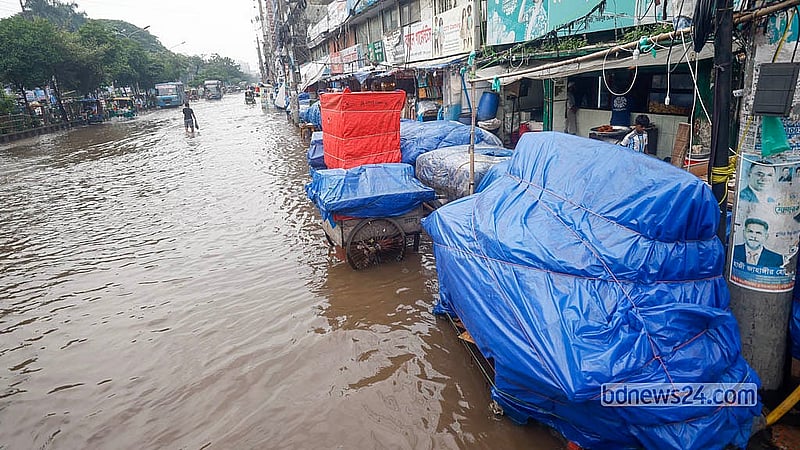 ভারি বর্ষণে রাজধানীর বিভিন্ন এলাকার মতো নিউ মার্কেট এলাকাও জলমগ্ন হয়ে পড়ে; দোকানে পানি ঢুকে ক্ষতি হয়েছে বিভিন্ন পণ্যের।