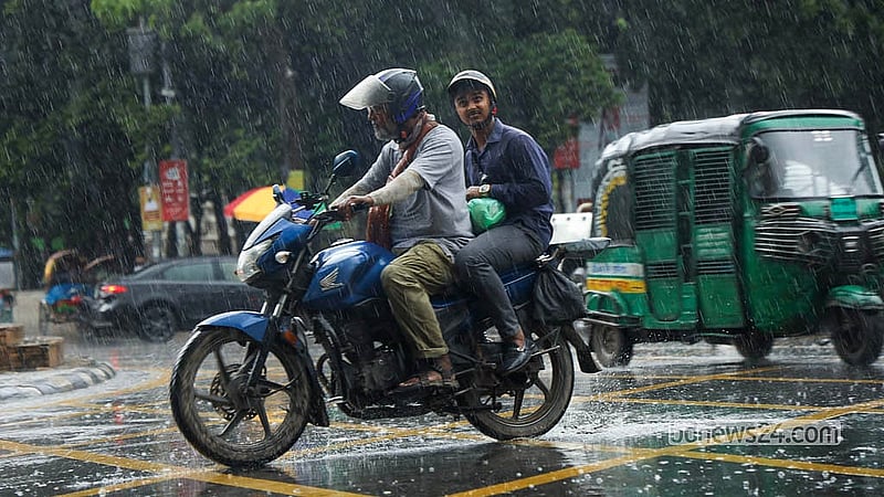 রাজধানীতে হঠাৎ বৃষ্টি শুরু হলে বিপাকে পড়েন মোটরসাইকেল চালকরা