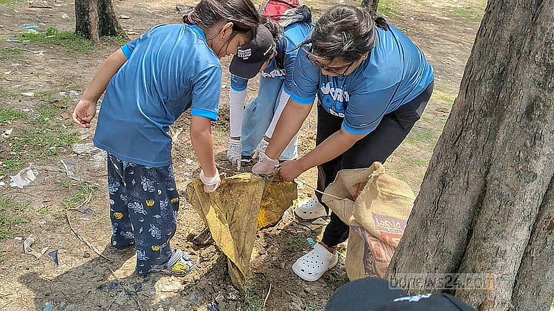 আন্তর্জাতিক সমুদ্র দিবস উপলক্ষে কক্সবাজার সমুদ্র সৈকতে পরিচ্ছন্নতা অভিযানে স্বেচ্ছাসেবী সংগঠনের পাশাপাশি বিশ্ববিদ্যালয় শিক্ষার্থী ও সামাজিক সংগঠনের সদস্যরাও অংশ নেন