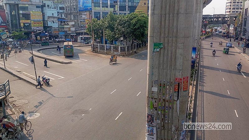 ঢাকার ফার্মগেট এলাকায় যানবাহন ও মানুষের ভিড় লেগেই থাকে। তবে সোমবারের