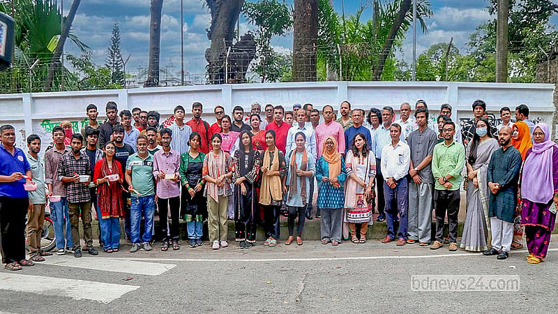 ঢাকা বিশ্ববিদ্যালয়ে জুলাই গণঅভ্যুত্থানের সময় আঁকা গ্রাফিতিতে নতুন রঙ দেওয়া হচ্ছে। উপাচার্য অধ্যাপক এ বি এম ওবায়দুল ইসলাম শনিবার এ কার্যক্রম উদ্বোধন করেন