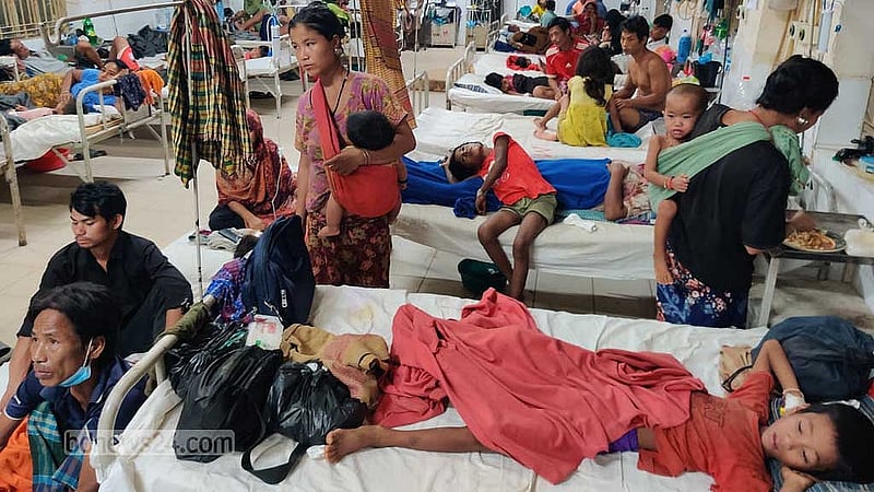 বান্দরবান সদর হাসপাতালে হামের উপসর্গ নিয়ে আসা রোগী। 