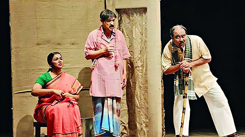 মঞ্চে আলী যাকের (ডানে) ও আবুল হায়াত।