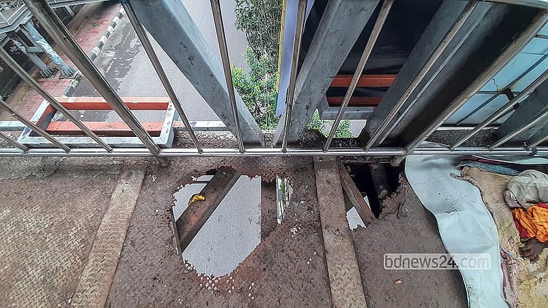 ঢাকা বিশ্ববিদ্যালয়ের সুফিয়া কামাল হলের সামনে পদচারী সেতুতে মরিচা পড়েছে, ভেঙে গেছে অবকাঠামোটির অনেক অংশ