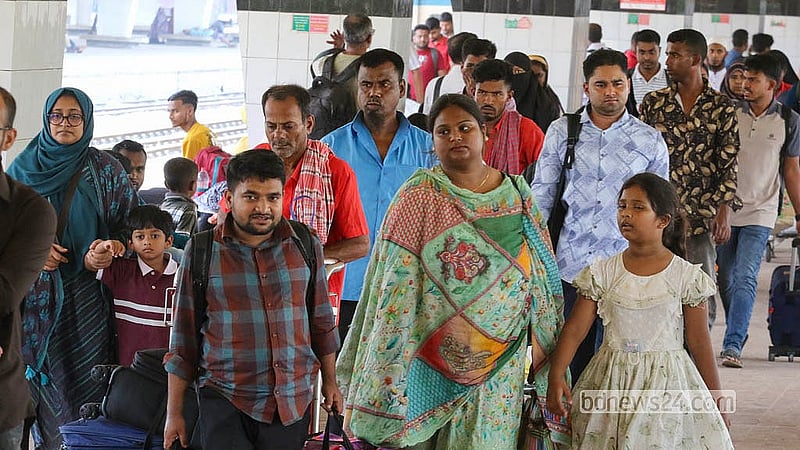 কোরবানির ঈদ উদযাপন শেষে ঢাকায় ফিরছে মানুষ। রোববার কমলাপুর রেলওয়ে স্টেশনে আসা সব ট্রেনেই ছিল ঢাকামুখী যাত্রীদের চাপ।