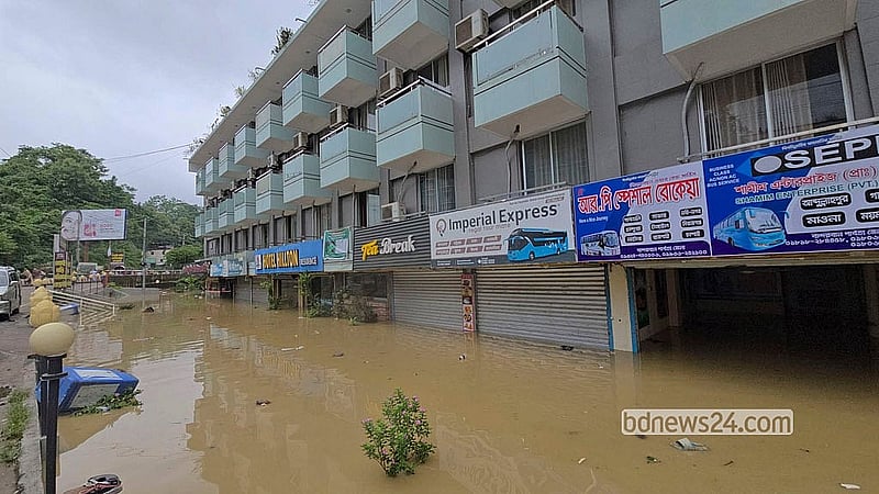 বন্যার পানিতে তলিয়ে আছে বান্দরবান জেলা শহরের বাসস্ট্যান্ড সড়কের হোটেল হিলটন