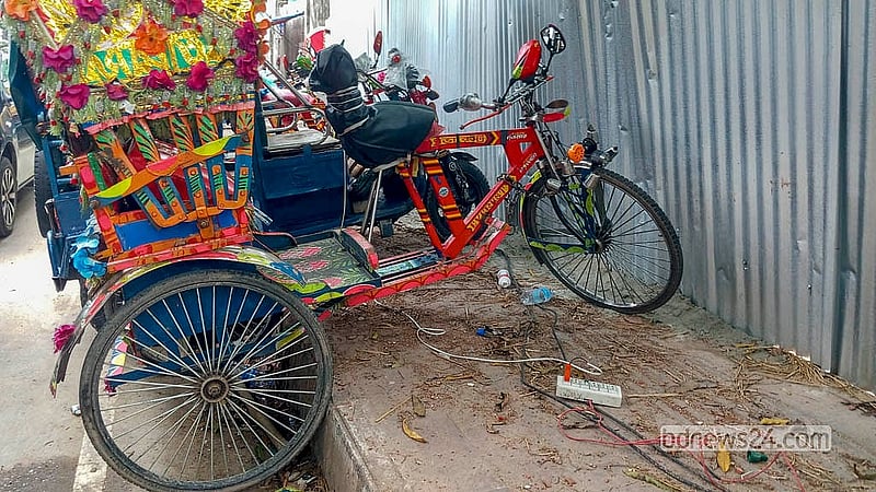 তেজগাঁও শিল্পাঞ্চল এলাকায় ফুটপাত দখল করে গড়ে ওঠা গ্যারেজে চার্জ দেওয়া হচ্ছে ব্যাটারির রিকশা