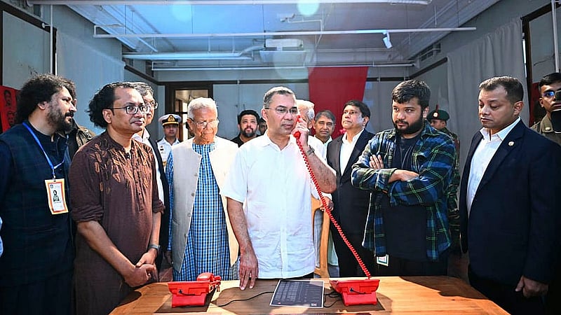 জুলাই গণঅভ্যুত্থান দিবসে বুধবার জুলাই স্মৃতি জাদুঘরের উদ্বোধন শেষে অন্তর্বর্তী সরকারের সাবেক প্রধান উপদেষ্টা অধ্যাপক মুহাম্মদ ইউনূস ও অন্যান্য অতিথিদের সঙ্গে নিয়ে জাদুঘরের বিভিন্ন অংশ ঘুরে দেখেন প্রধানমন্ত্রী তারেক রহমান