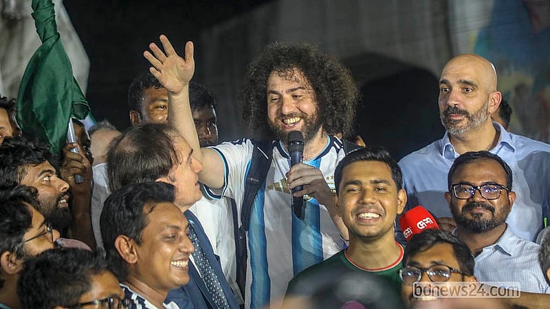 ঢাকা বিশ্ববিদ্যালয়ে লিওনেল মেসির জন্মবার্ষিকী উদযাপনের অনুষ্ঠানে বাংলাদেশের সমর্থেদের নিয়ে কথা বলেন আর্জেন্টিনার এক নাগরিক