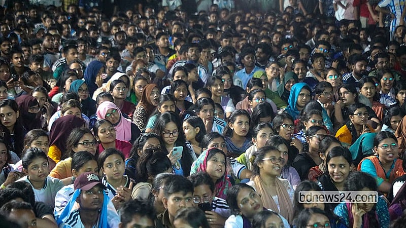 বড় পর্দায় আর্জেন্টিনাী খেলা দেখতে সোমবার রাতে পুরান ঢাকার জগন্নাথ বিশ্ববিদ্যালয়ের মাঠে সমর্থকদের উপচে পড়া ভিড়