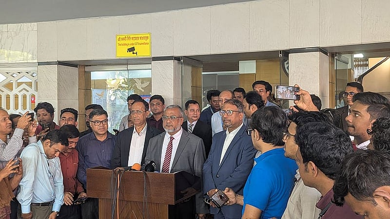 প্রথম দিন দুদক কার্যালয়ে পরিচিতি ও মতবিনিময় সভা শেষে সাংবাদিকদের সামনে আসেন কমিশনের নতুন চেয়ারম্যান এ কে এম আসাদুজ্জামান এবং অপর দুই সদস্য জাহাঙ্গীর আলম খান ও সাজ্জাদ হোসেন ভূঁইয়া (ডানে)।
