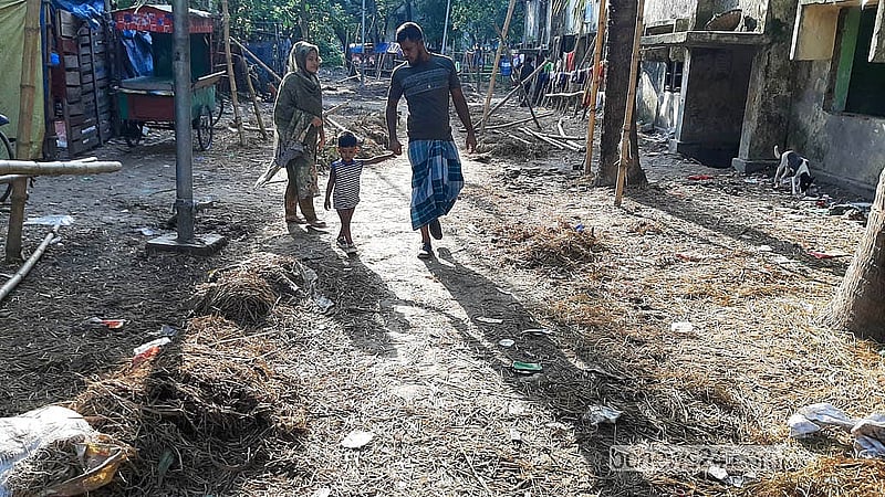শাহজাহানপুর রেলওয়ে কলোনি এলাকায় কোরবানির পশুর হাট বসানোয় বিভিন্ন ভবনের সামনে জমে আছে ময়লা-আবর্জনা