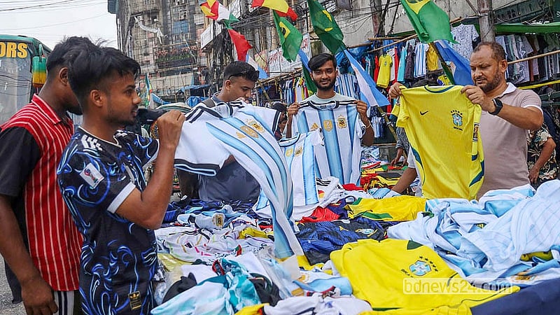 গুলিস্তানের ফুটপাতে একদিকে বিক্রি হচ্ছে আর্জেন্টিনার জার্সি, অন্যপাশে ক্রেতার হাতে ব্রাজিলের হলুদ জার্সি। এ দুই দলের জার্সির চাহিদাই বেশি