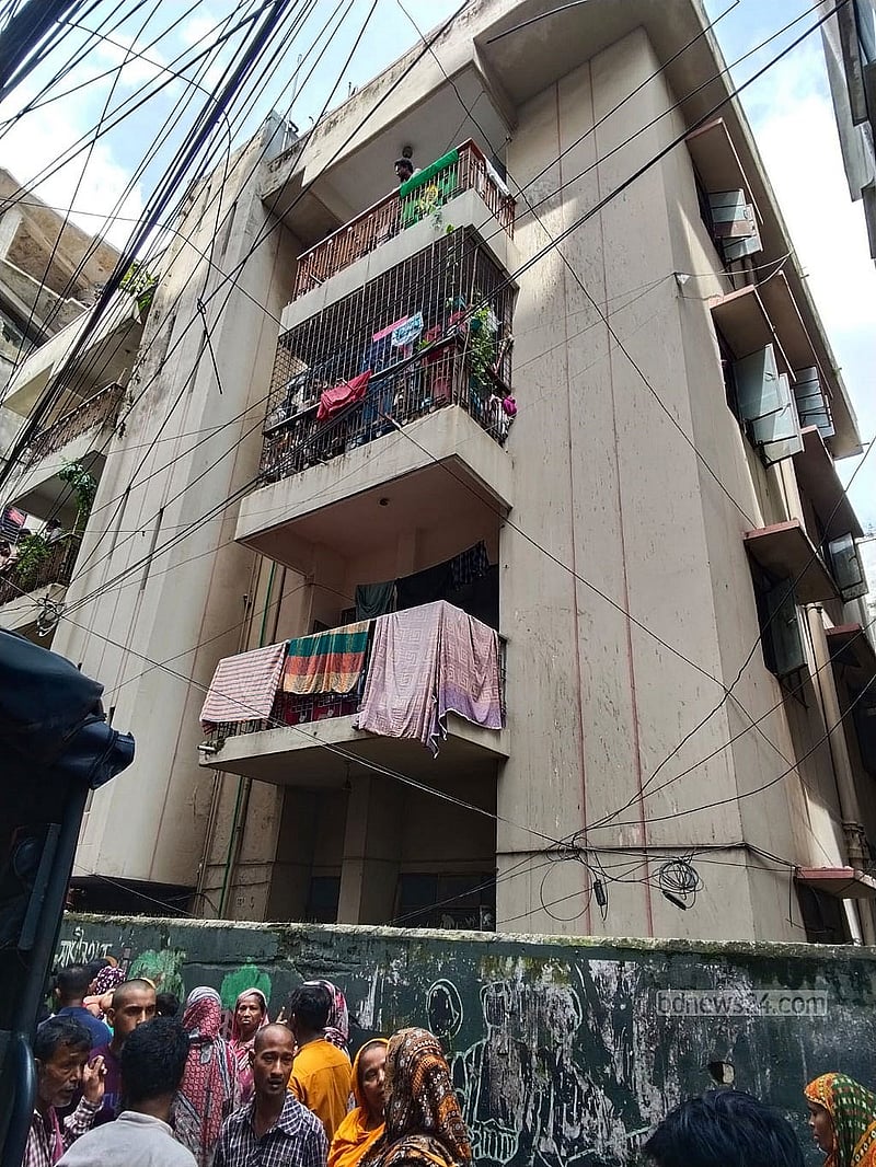 কাঁঠালবাগানের আলামিন সড়কে ‘শীতল নিবাস’ নামের এই বাড়ির পঞ্চম তলায় খুন হন মা ও মেয়ে।