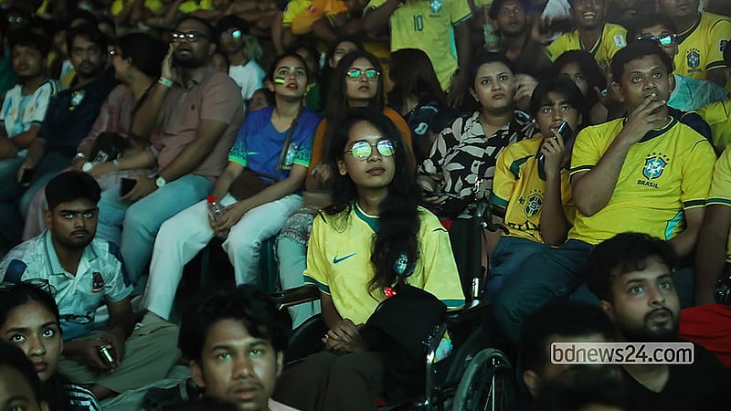 বিশ্বকাপ ফুটবলে ব্রাজিল-স্কটল্যান্ডের খেলা বড় পর্দায় দেখতে বৃহস্পতিবার ভোরে ঢাকা বিশ্ববিদ্যালয়ের টিএসসি প্রাঙ্গণে ভিড় করেন হাজারো ভক্ত-সমর্থক