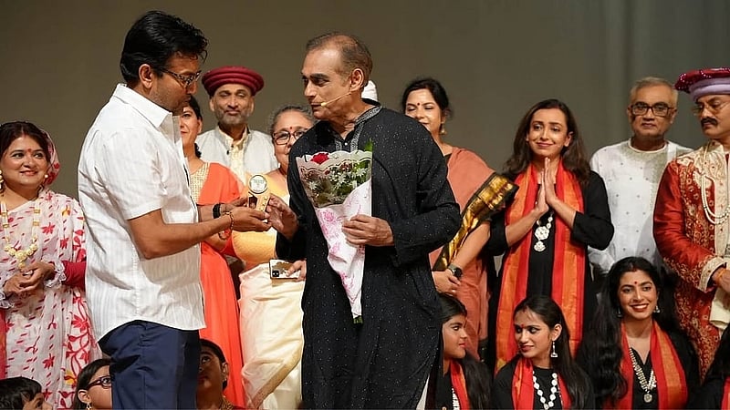 ‘বহ্নিশিখা’ নাটকের পরিচালক ও নাট্যকারকে সম্মাননা পদক দেওয়া হয়।