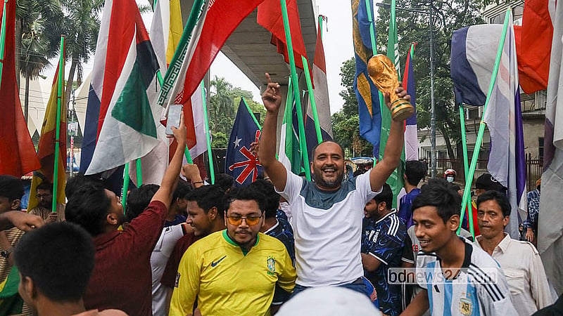 ফুটবল বিশ্বকাপ উপলক্ষে ঢাকায় কিশলয় যুব সংঘ আয়োজিত শোভাযাত্রায় অংশগ্রহণ করেন সব বয়সি মানুষ