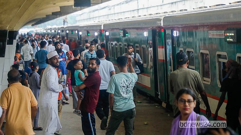 কোরবানি ঈদ উদযাপনে গ্রামে ফিরতে শুরু করেছেন রাজধানীবাসী। শুক্রবার কমলাপুর রেল স্টেশনে দেখা যায় ঘরমুখো মানুষের ভিড়
