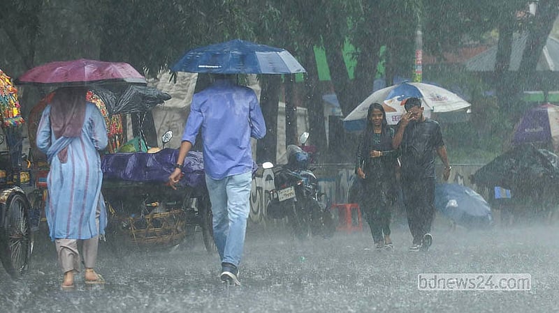 বর্ষাকালে হুটহাট বৃষ্টি অনেকের জন্য ভোগান্তির। বুধবার দুপুরে রাজধানীতে মুষলধারে বৃষ্টি নামলে অনেকেই ভিজে ভিজে গন্তব্যের পথে ছোটেন। ঢাকা বিশ্ববিদ্যালয় এলাকা থেকে তোলা