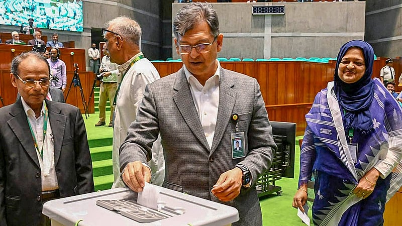 জাতীয় সংসদে বৃহস্পতিবার রাষ্ট্রপতি নির্বাচনে ভোট দেন স্বরাষ্ট্রমন্ত্রী সালাহ উদ্দিন আহমদ