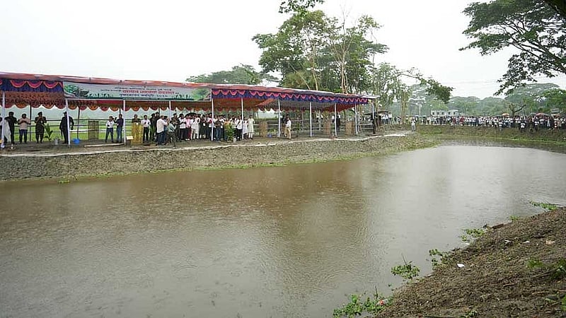 সোমবার সকালে বরিশালের গৌরনদী উপজেলার সরিকল-বাটাজোর খালের পাড়ে বৃক্ষরোপণ কর্মসূচির উদ্বোধন করেন প্রধানমন্ত্রী তারেক রহমান। ছবি: পিআইডি