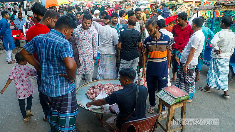 রাজধানীর নয়াবাজার এলাকায় বিভিন্ন জনের কাছ থেকে কোরবানির মাংস সংগ্রহ করে বিক্রির জন্য বসেছেন মৌসুমি ব্যবসায়ীরা