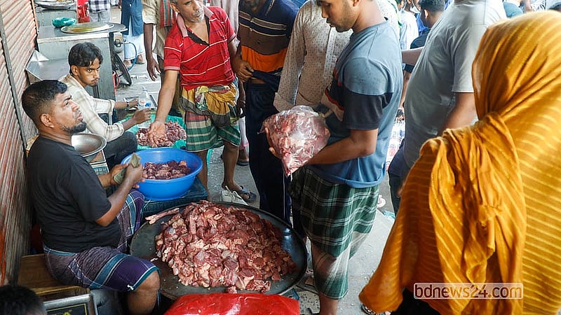 কোনো কোনো অস্থায়ী বাজারে মাংস হাতবদলও হয় দুই দফা। প্রথমে নিম্ন আয়ের মানুষের কাছ থেকে কম দামে কেনেন কিছু মৌসুমি ব্যবসায়ী। পরে তারা বাড়তি লাভে বিক্রি করেন সাধারণ ক্রেতা কিংবা হোটেল ব্যবসায়ীদের কাছে। পুরান ঢাকার নয়াবাজার এলাকাতেও বৃহস্পতিবার এমন অস্থায়ী বাজার বসেছিল