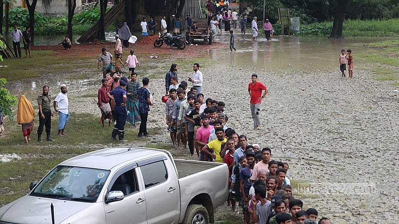 বাঁশখালীতে বন্যার্তদের মাঝে ত্রাণ বিতরণ করা হয়।