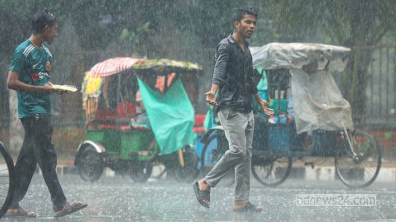 বর্ষাকালে হুটহাট বৃষ্টি অনেকের জন্য ভোগান্তির। বুধবার দুপুরে রাজধানীতে মুষলধারে বৃষ্টি নামলে অনেকেই ভিজে ভিজে গন্তব্যের পথে ছোটেন। ঢাকা বিশ্ববিদ্যালয় এলাকা থেকে তোলা