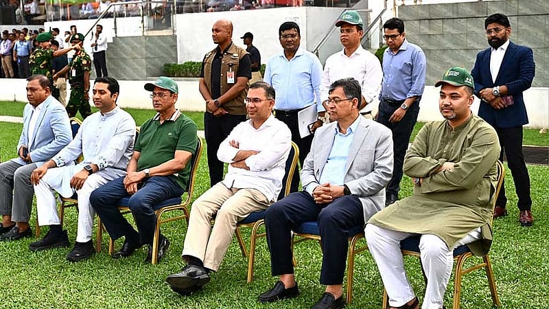 মাঠের পাশে বসে খেলা দেখছেন প্রধানমন্ত্রী।