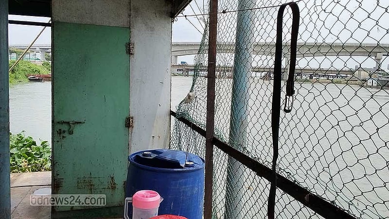 প্রত্যক্ষদর্শীদের বর্ণনায় ধাওয়ার পর ট্রলার থেকে ঝাঁপিয়ে নদীতে পড়ার পর এ ড্রেজারে উঠেছিলেন কয়েকজন।