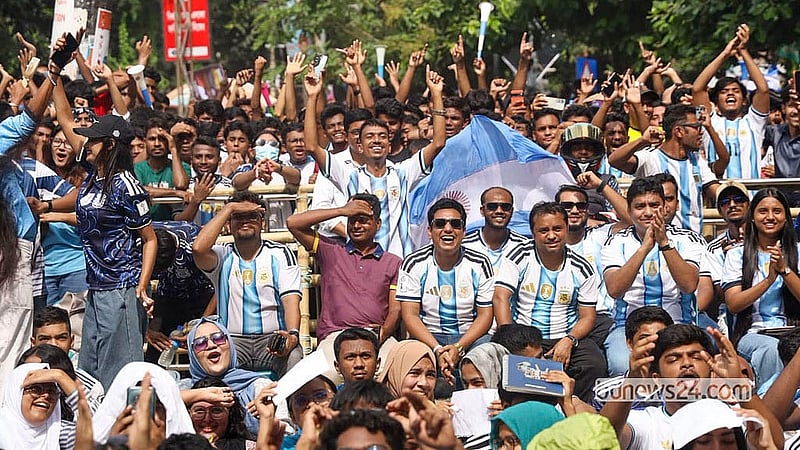 বিশ্বকাপ ফুটবলে আর্জেন্টিনার খেলা বড় পর্দায় দেখতে রোববার সকালে ঢাকা বিশ্ববিদ্যালয়ের টিএসসি পায়রা চত্বরে ভিড় করেন হাজারো ভক্ত-সমর্থক