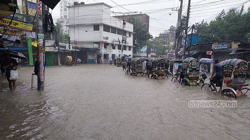কাগাসগোলা এলাকায় কোমর সমান পানি ছিল সকালে। এখানে খাল ও সড়ক আলাদা করে চেনার উপায় ছিল না। 