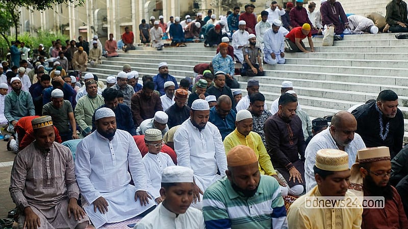 বায়তুল মোকাররম জাতীয় মসজিদে বৃহস্পতিবার সকালে ঈদুল আজহার প্রথম জামাতে অংশ নেন মুসলমানরা