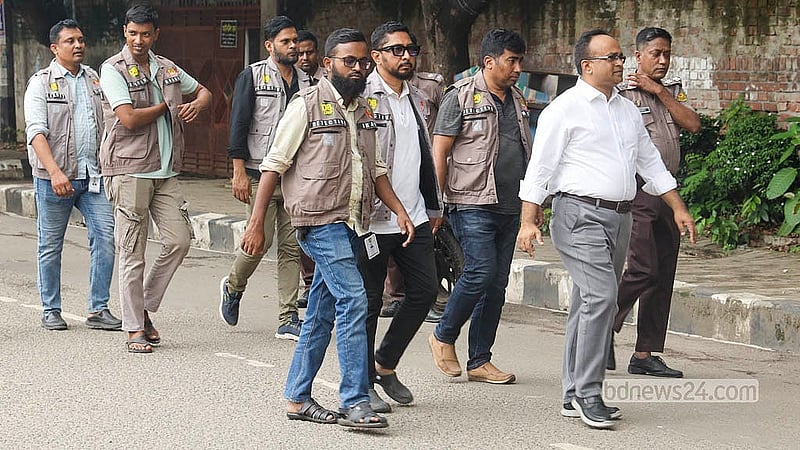কার্যক্রম নিষিদ্ধ আওয়ামী লীগের প্রতিষ্ঠাবার্ষিকী ঘিরে মঙ্গলবার ধানমন্ডি ৩২ নম্বরে আইনশৃঙ্খলা রক্ষাকারী বাহিনীর তৎপরতা