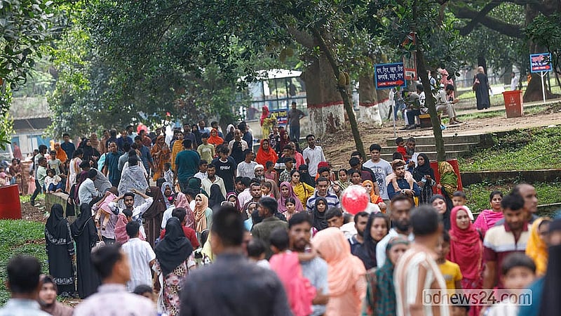 বিভিন্ন জীবজন্তুর খাঁচার সামনে দর্শনার্থীরা। ঈদের তৃতীয় দিন শনিবারও মিরপুর জাতীয় চিড়িয়াখানায় ঘুরতে আসেন হাজারো দর্শনার্থী।