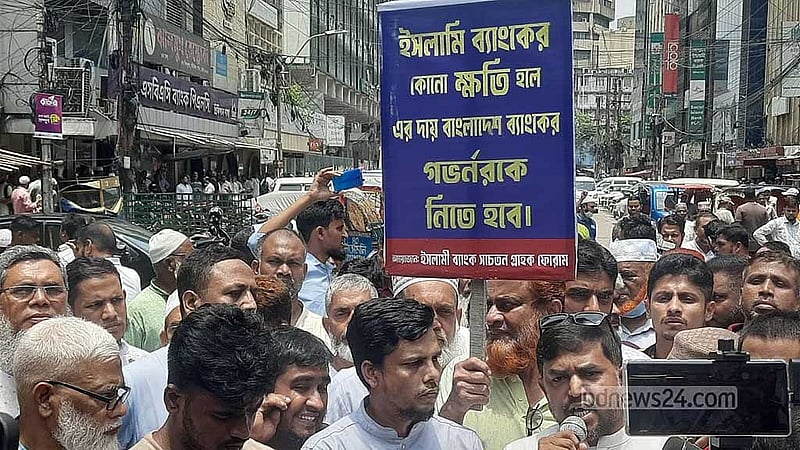 সমাবেশে বক্তব্য দেন আন্দোলনকারী মোস্তাফিজুর রহমান
