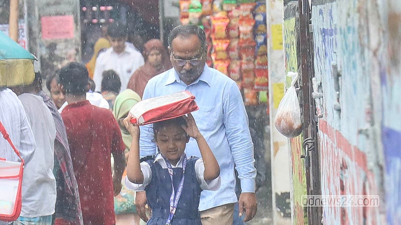 রাজধানীর কাকরাইলে বুধবার দুপুরের বৃষ্টির মধ্যেই বাড়ি ফিরছে উইলস লিটল ফ্লাওয়ার স্কুলের এক শিক্ষার্থী