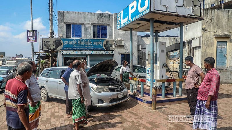 রাজধানীর মুরাদপুর এলাকায় একটি ফিলিং স্টেশন থেকে এলপি গ্যাস নিচ্ছেন একজন। সিএনজির সংকট থাকলেও এলপি গ্যাসের সংকট না থাকার কথা বলছেন স্টেশনটির এক কর্মী