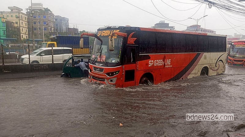 রাজধানীতে রাত থেকে বিরামহীন বৃষ্টিতে তলিয়ে গেছে শনির আখড়া এলাকার ঢাকা-চট্টগ্রাম মহাসড়ক