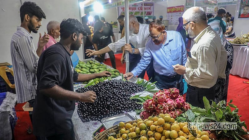 ঢাকার খামারবাড়িতে বৃহস্পতিবার ফল মেলা থেকে পছন্দের ফল সংগ্রহ করেন ক্রেতা-দর্শনার্থীরা